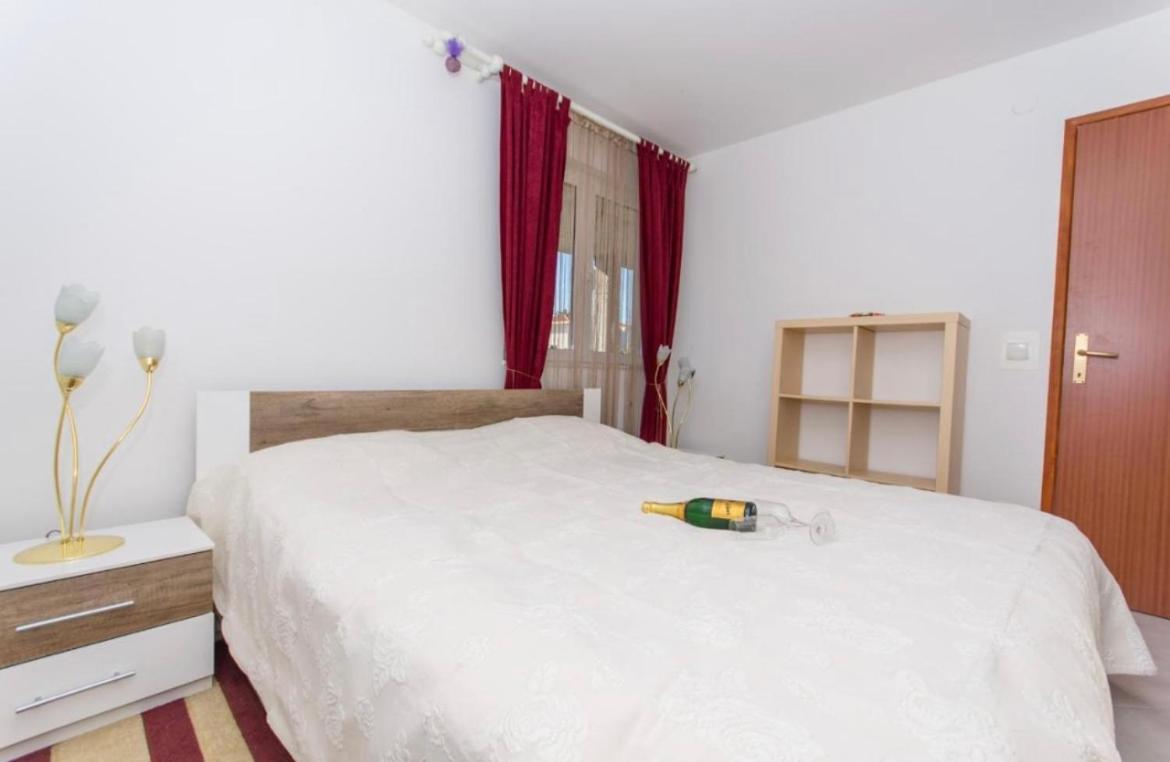 Apartments Toma Каштела Екстер'єр фото